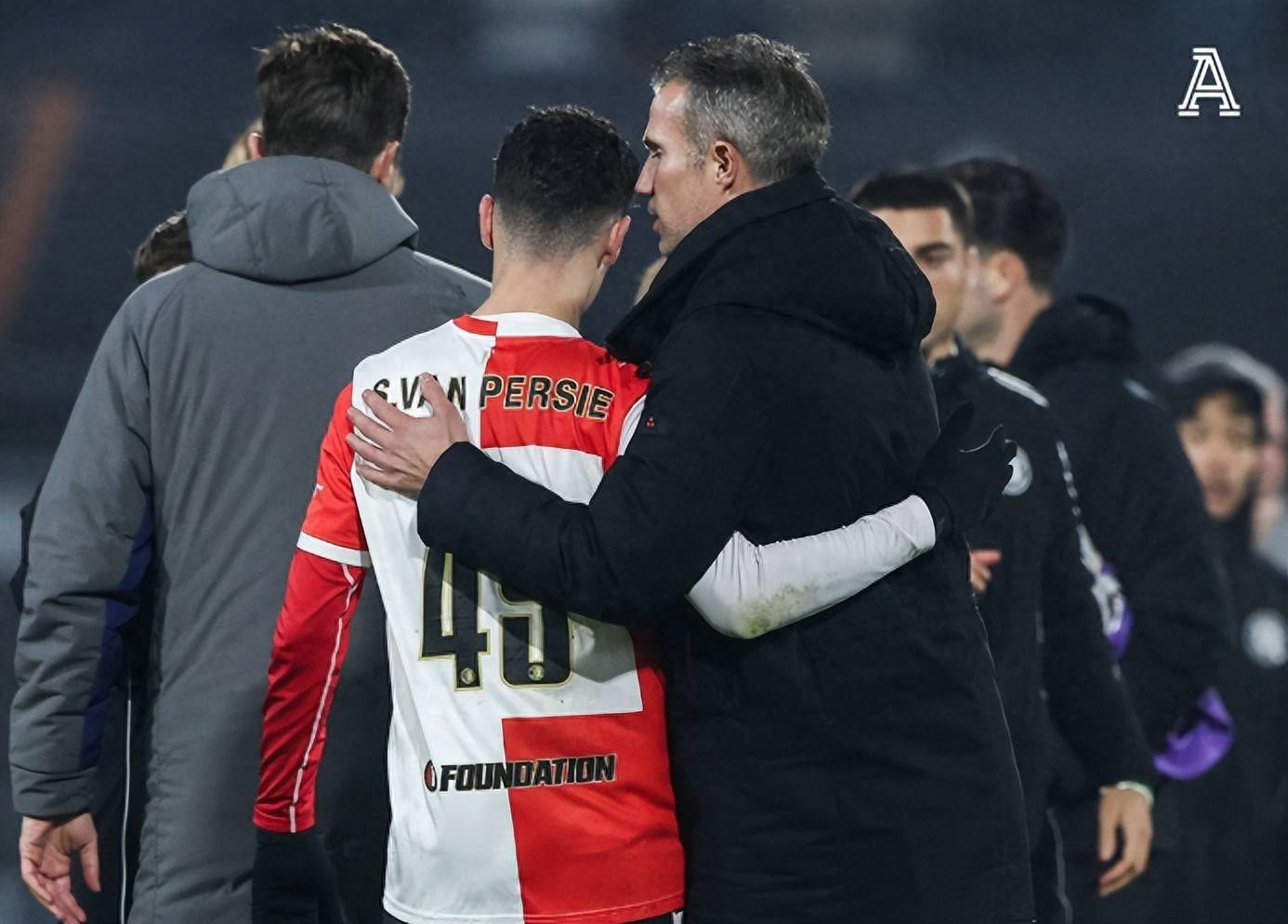 太狠了！费耶诺德集结日战术微调克里夫兰骑士调整名单备战欧联，里程碑夜成都蓉城远射贴柱的简单介绍