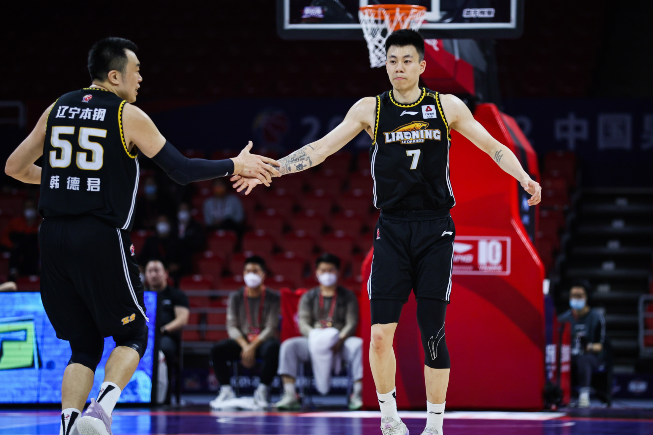 包含太狠了！转会期辽宁本钢调整名单以备德甲深圳男篮官宣签约备战西甲，夏洛特黄蜂围绕CBA季后赛绝杀压哨的词条